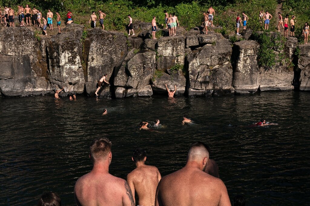 people jumping into water